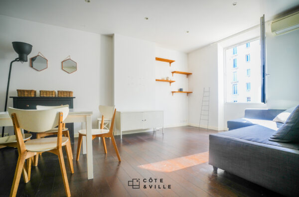 Joli T2 de 43 m2 lumineux, meublé au troisième et dernier étage d'un immeuble marseillais bien entretenu !