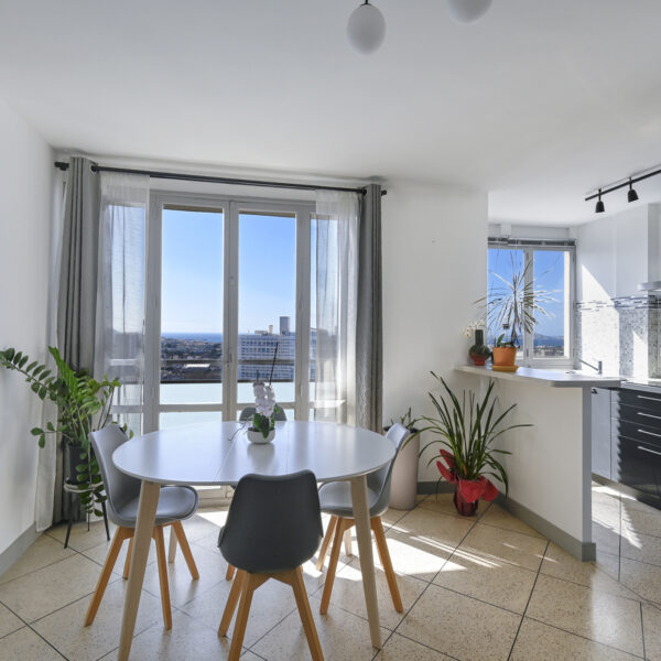Magnifique T3 de 60m2, rénové et meublé avec vue panoramique sur Marseille !