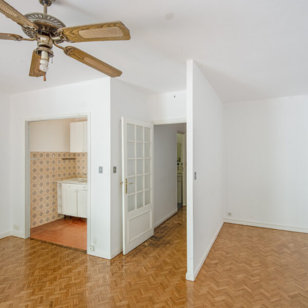 Rare à la vente , grand studio de 37m2, en plein centre de Cassis avec une terrasse de 25 m2 au calme et ensol – Image 3