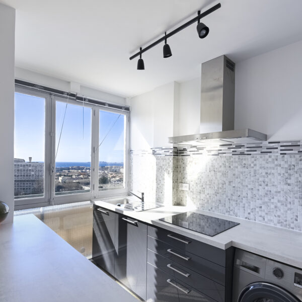 Magnifique T3 de 60m2, rénové et meublé avec vue panoramique sur Marseille ! – Image 3