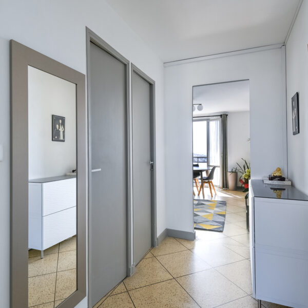 Magnifique T3 de 60m2, rénové et meublé avec vue panoramique sur Marseille ! – Image 6