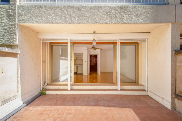 Rare à la vente , grand studio de 37m2, en plein centre de Cassis avec une terrasse de 25 m2 au calme et ensol