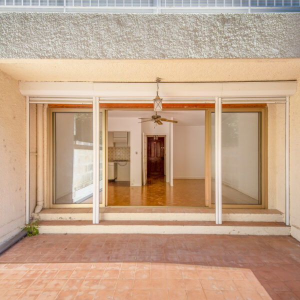 Rare à la vente , grand studio de 37m2, en plein centre de Cassis avec une terrasse de 25 m2 au calme et ensol