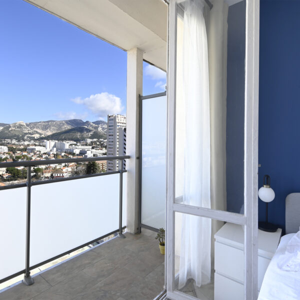 Magnifique T3 de 60m2, rénové et meublé avec vue panoramique sur Marseille ! – Image 4
