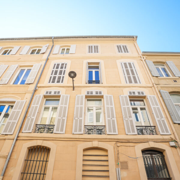 Joli T2 de 43 m2 lumineux, meublé au troisième et dernier étage d'un immeuble marseillais bien entretenu ! – Image 5