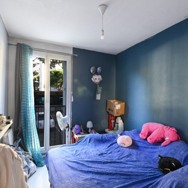 Joli T4 de 73M2 en rez de chaussée surélevé, dans une résidence fermée et sécurisée, avec parking ! – Image 7
