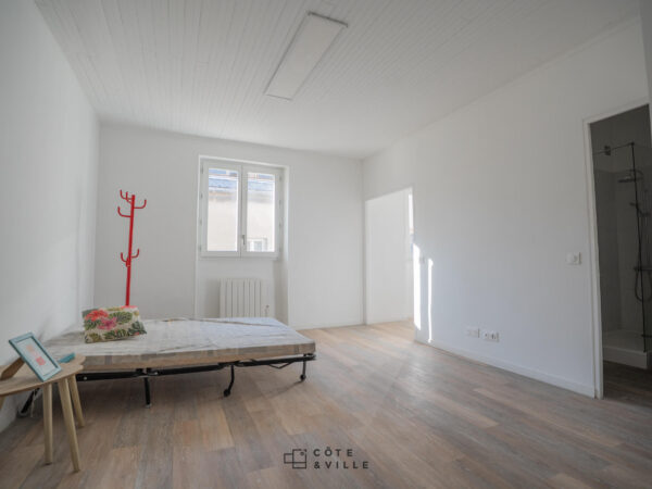 Joli T1 de 30m2 lumineux et entièrement rénové au 5eme et dernier étage d'un immeuble bien entretenu !