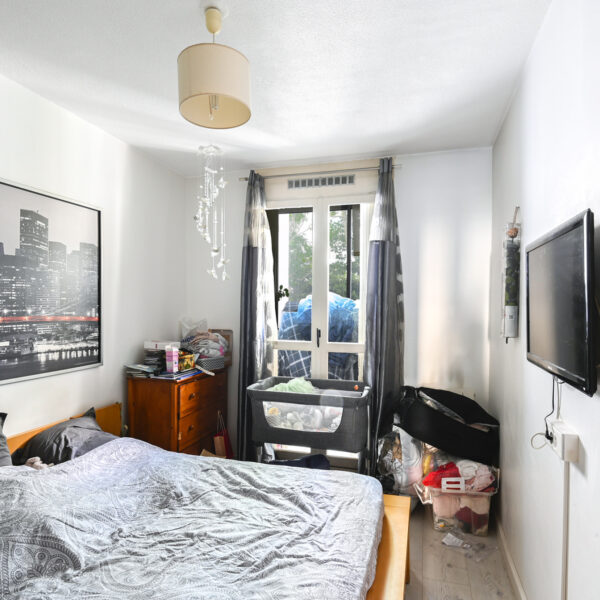 Joli T4 de 73M2 en rez de chaussée surélevé, dans une résidence fermée et sécurisée, avec parking ! – Image 6