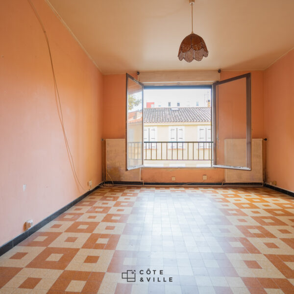 Appartement T2   42 m2   Marseille 13005   À rénover