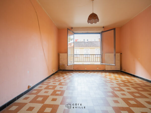 Appartement T2   42 m2   Marseille 13005   À rénover