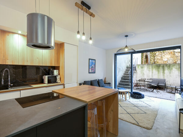 Rare à la vente rez de jardin de 55m2 traversant en plein coeur du Camas !