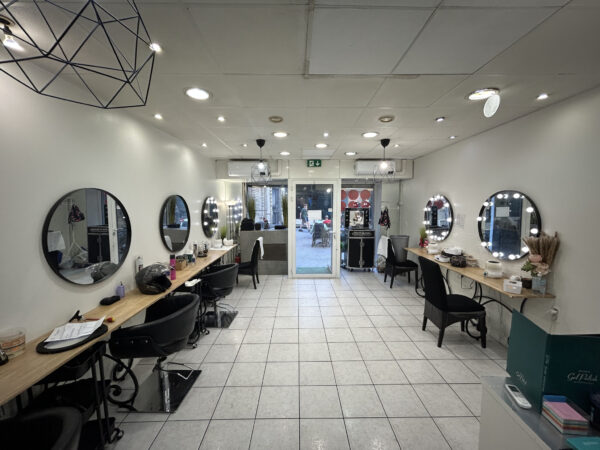 Murs commerciaux en plein centre ville , au coeur de la rue de Rome !