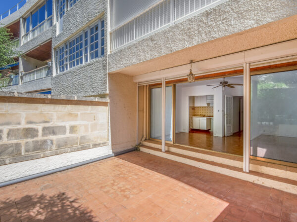 Rare à la vente , grand studio de 37m2, en plein centre de Cassis avec une terrasse de 25 m2 au calme et ensol