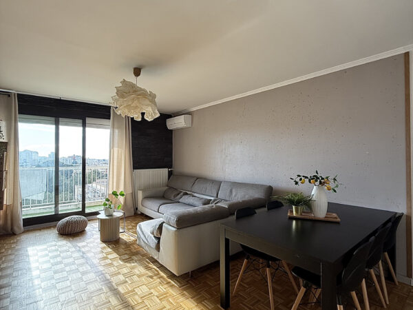 APPARTEMENT TRAVERSANT - TERRASSE - VUE DEGAGEE - 13010 Saint Tronc Marseille