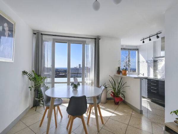 Magnifique T3 de 55m2, rénové et meublé avec vue panoramique sur Marseille !
